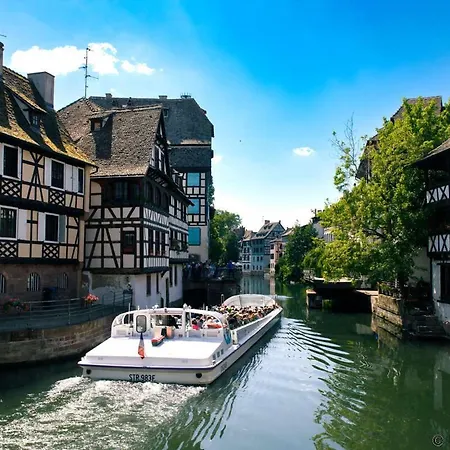 Luminous In Near Strasbourg, Conveniently Located Next To A Tram Stop With Direct Access To Strasbourg Centre Apartment