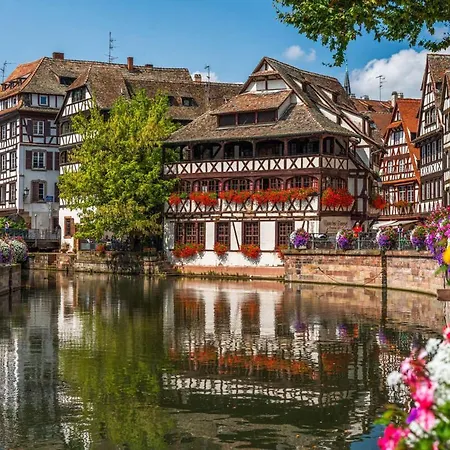 Luminous In Near Strasbourg, Conveniently Located Next To A Tram Stop With Direct Access To Strasbourg Centre