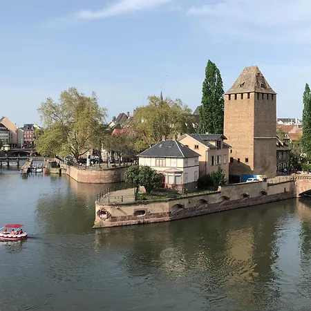 Luminous In Near Strasbourg, Conveniently Located Next To A Tram Stop With Direct Access To Strasbourg Centre شقة *