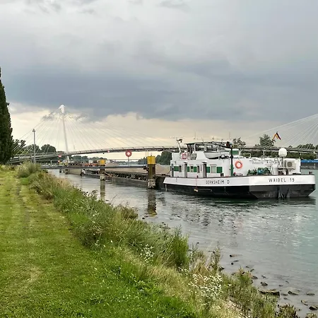 Luminous In Near Strasbourg, Conveniently Located Next To A Tram Stop With Direct Access To Strasbourg Centre Apartment Kehl