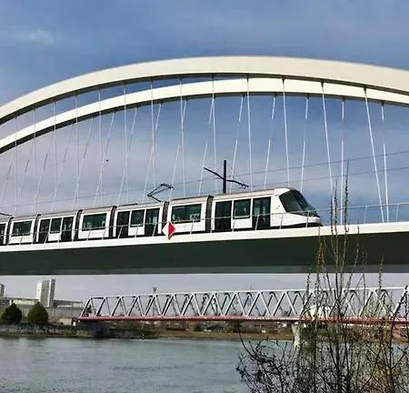 Luminous In Near Strasbourg, Conveniently Located Next To A Tram Stop With Direct Access To Strasbourg Centre Kehl